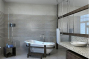 Фото дизайну ванної кімнати керамічною плиткою AZULEJOS BENADRESA POLIS