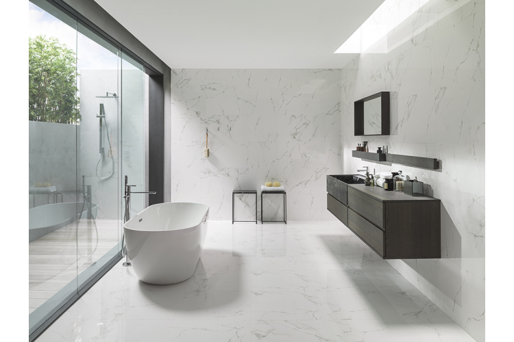 Дизайн білої ванної кімнати плиткою CARRARA від PORCELANOSA, Іспанія. Фото 1