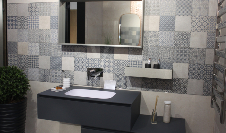 Меблі до ванної кімнати Gamadecor, змішувач та рушникосушка Noken. Плитка Porcelanosa Bottega, Marbella та Spiga. 