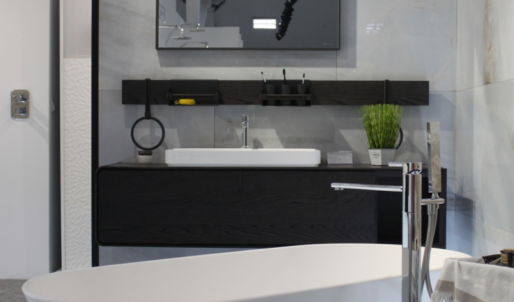 Ванна Systempool Slim Krion, меблі для ванної кімнати та аксесуари Gamadecor, змішувачі Noken, підсвітка Beutech та плитка Porcelanosa Sochi
