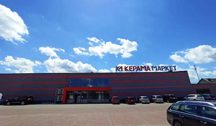 Вхід у найбільший салон Західної України Керама Маркет