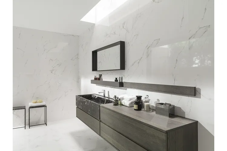 Дизайн білої ванної кімнати плиткою CARRARA від PORCELANOSA, Іспанія. Фото 2