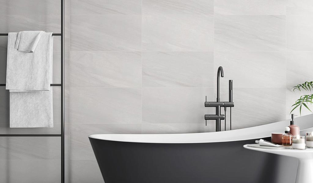 плитка у ванну на стіни сірого кольору